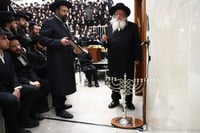 נר ראשון של חנוכה אצל הגר"ש אלתר