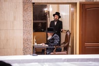 האדמו"ר מבאבוב בהדלקת נרות חנוכה