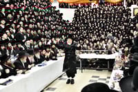 האדמו"ר מרחמסטריווקא בהדלקת נרות חנוכה