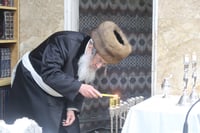 האדמו"ר מקומרנא בהדלקת נרות חנוכה