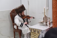 האדמו"ר ממיאלען בהדלקת נרות חנוכה