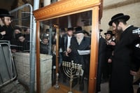 הגר"מ שטרנבוך בהדלקת נרות חנוכה