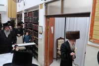 האדמו"ר ממעליץ בהדלקת נרות חנוכה