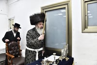 האדמו"ר מזוטשקא אמסנא בהדלקת נרות חנוכה 