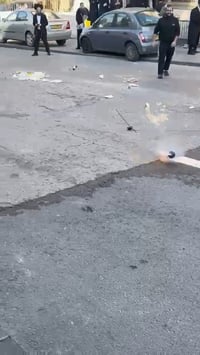 תיעוד מהמהומות בירושלים: השוטר מחזיק בידו רימון הלם - ואז משליך אותו בסמוך