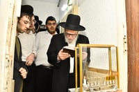 הגאון רבי משה הלל הירש בהדלקת נרות חנוכה 