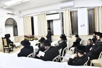 האדמו"ר מביטשקוב בהדלקת נרות חנוכה