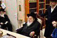 האדמו"ר מנאראל בהדלקת נרות חנוכה