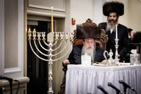 האדמו"ר מטאהש בהדלקת נרות חנוכה