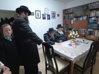 הגאון רבי אורי וייסבלום בהדלקת נרות חנוכה