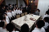 מקהלת הילדים אצל האדמו"ר מסערט ויז'ניץ