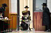 האדמו"ר מביאלה בהדלקת נרות חנוכה