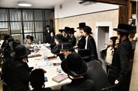 האדמו"ר מטעמשוואר בהדלקת נרות חנוכה