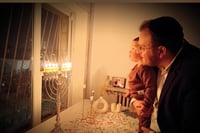 איש הנדל"ן משה רגובי שאושפז במצב קשה - חגג חנוכה עם משפחתו