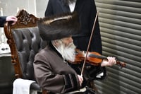 האדמו"ר מקרעטשניף י-ם בהדלקת נרות חנוכה