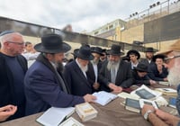 הגאון רבי עזרא בצרי בתפילה בכותל המערבי