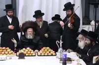 חנוכה בחצה"ק דינוב