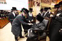 האדמו"ר מבעלזא בחלוקת מעות חנוכה