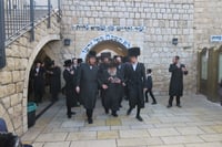 הגה"צ גאב"ד מאקאווא במירון תשפ"ו