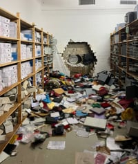 החור בקיר הכספת