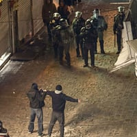 שני מפגינים מול הבאסיג' האיראני