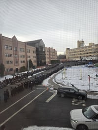 ילדי סקווירא מלווים את האדמו"ר 