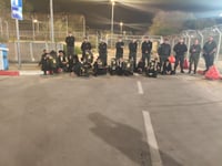 בחורי פוניבז' מפגינים מול שערי כלא 10