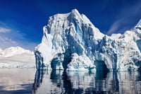 קרחון בנוף האנטארקטי