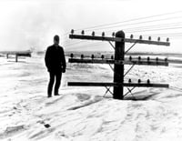התמונה האייקונית - ביל קוך, עובד מחלקת התחבורה עומד על גבי שלג ממש ליד חוטי החשמל - דקוטה 1966