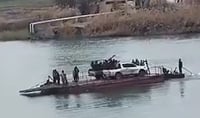 כוחות המשטר הסורי חוצים את נהר הפרת במעבורת מאולתרת