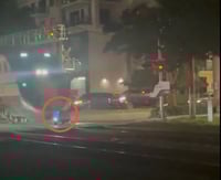 סוף הדרך: רובוט משלוחים נתקע על המסילה ונמחץ מהרכבת | צפו