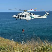 מסוק של שירות האמבולנסים בניו סאות' ויילס במהלך פינוי דרמטי מהמים בסידני