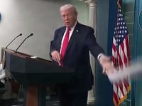 טראמפ הציג הישגים של שנה: "תראו את הספר הזה" - וזרק אותו לצד