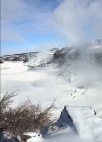 כשמפלי הניאגרה קפאו: תיעודים מהסופה שמשתקת את ארה"ב | צפו