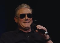 ראש הממשלה הבריטי לובש משקפיים בהופעה