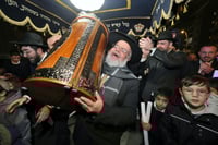 הכנסת ס"ת לחניכי הישיבות בטלז סטון