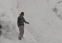 תיעוד עוצר נשימה: 'נהר שלג' זורם בהרי ההימלאיה בעקבות מזג אוויר קיצוני