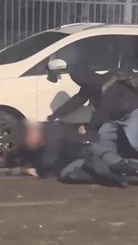 איטליה: לינץ' אכזרי על שוטר בטורינו; הפורעים השתמשו בפטישים | תיעוד