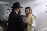 המשטרה הצבאית פשטה על ביתו של תלמיד ישיבה באור יהודה; מאות מפגינים הוזעקו ומנעו את המעצר