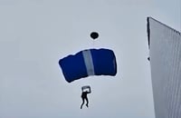 בלב פריז: שני צנחנים הסתננו למגדל המשולש - וצנחו מגובה רב לרחוב הסואן