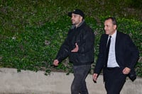 מרדכי דוד בדרכו לחקירה אמש