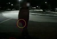 תיעוד מזעזע | רב העיר נדקר בפתח ביתו על ידי אחד מתושבי עירו