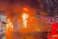 להבות ענק בבניין: אישה נהרגה ו-9 נוספים נפצעו בשריפה קטלנית במיוחד