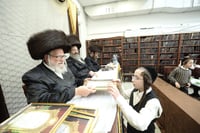 חלוקת פרסים בסאטמר ירושלים