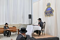 האדמו"ר מסקולען י-ם, בשיחה בביהמ"ד ספינקא בב"ש