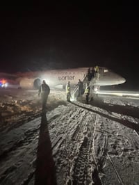 המטוס בלב השלג לאחר ההחלקה