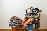 הכיסא של הבגדים