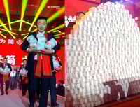 הבוס המצטיין | מנכ"ל סיני חילק הררי מזומנים על הבמה והפך למפורסם