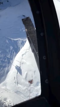 תיעוד מיוחד: מסוק בצרפת גרר מפולת שלגים יזומה באמצעות פיצוץ