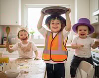 כשהילדים יפתחו את הדלת, הם ינחתו היישר לתוך עולם שבו הכל הפוך